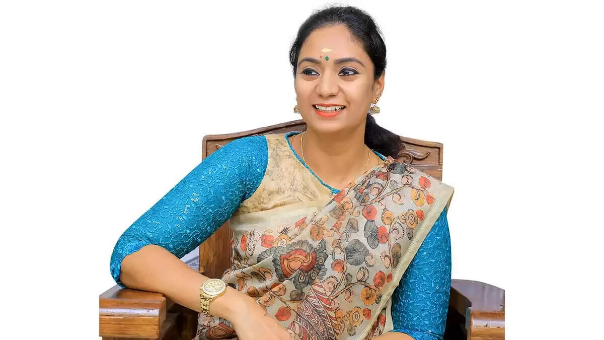வளைகாப்பு நிகழ்ச்சியில் நடனமாடிய பெண் அமைச்சர்!! வளைகாப்பு நிகழ்ச்சியில் நடனமாடிய பெண் அமைச்சர்!!