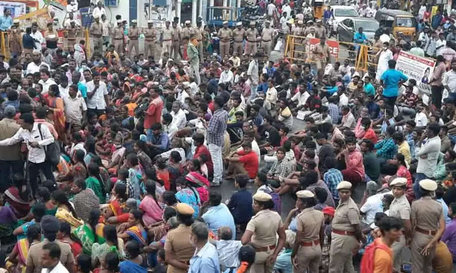 கள்ளக்குறிச்சியில் பதற்றம் – போலீஸார் மீது கற்களை வீசி தாக்குதல்!! கள்ளக்குறிச்சியில் பதற்றம் – போலீஸார் மீது கற்களை வீசி தாக்குதல்!!