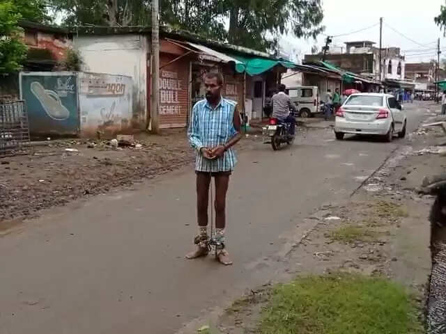 பரிதாபம்.. கை, கால்கள் சங்கிலியால் கட்டப்பட்டு பல மாதங்களாக சுற்றும் நபர் ! பதறவைக்கும் வீடியோ !!