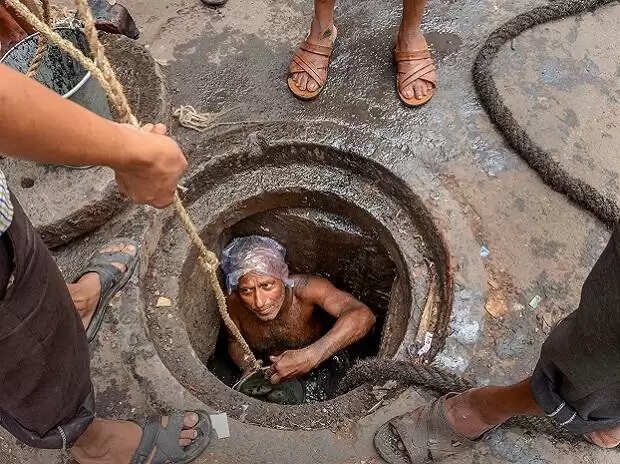 அதிர்ச்சி! கழிவுநீர் தொட்டியில் இறங்கிய 3 தொழிலாளர்கள் பலி!!