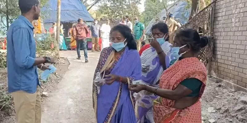 வீட்டில் கணவர் உடல்.. வாக்குச்சாவடியில் மனைவி.. புவனகிரியில் நெகிழ்ச்சி..!