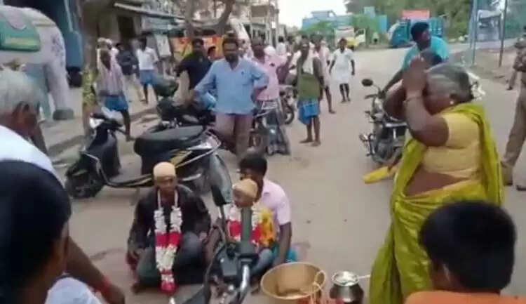 கோவிலுக்குள் எங்களை விடலை, ... நடுரோட்டில் குழந்தைகளுக்கு காது குத்திய பெண் !!