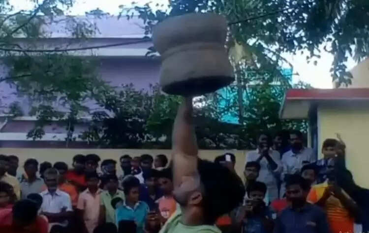 ஆண்களுக்கு இணையாக இளவட்டக் கல்லை தூக்கி அசத்திய பெண்கள்!! ஆண்களுக்கு இணையாக இளவட்டக் கல்லை தூக்கி அசத்திய பெண்கள்!!