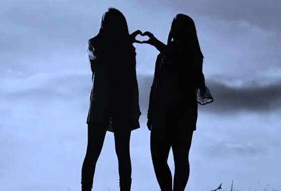 காதலித்து திருமணம் செய்த இரு இளம்பெண்கள்.. பெற்றோரும், அரசும் எதிர்ப்பு !!