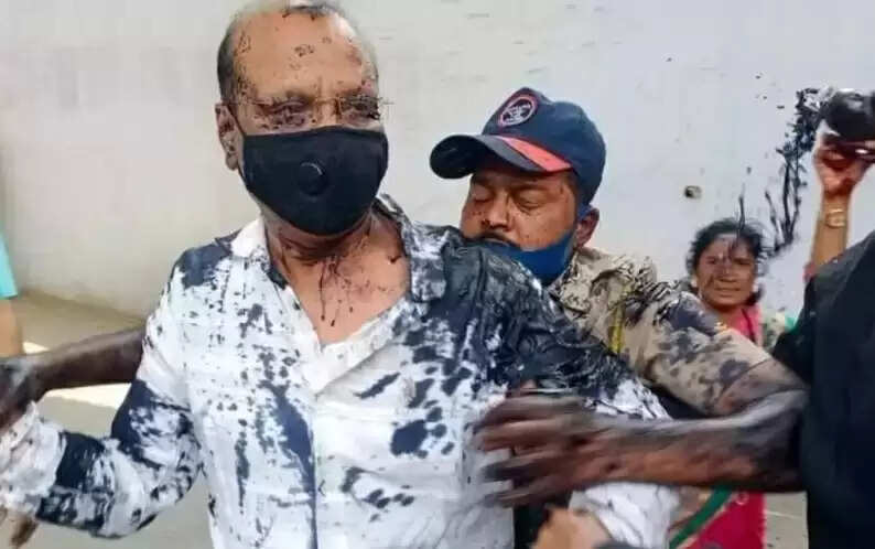நகராட்சி ஆணையர் மீது மை ஊற்றிய பெண்கள்.. காரணம் இதுதான்?