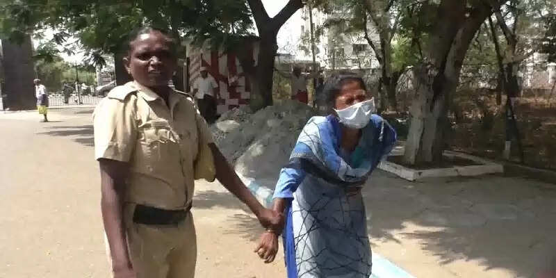 தொல்லை கொடுத்த திமுக கவுன்சிலரின் கணவர்.. விரக்தியில் பெண் தீக்குளிக்க முயற்சி..!