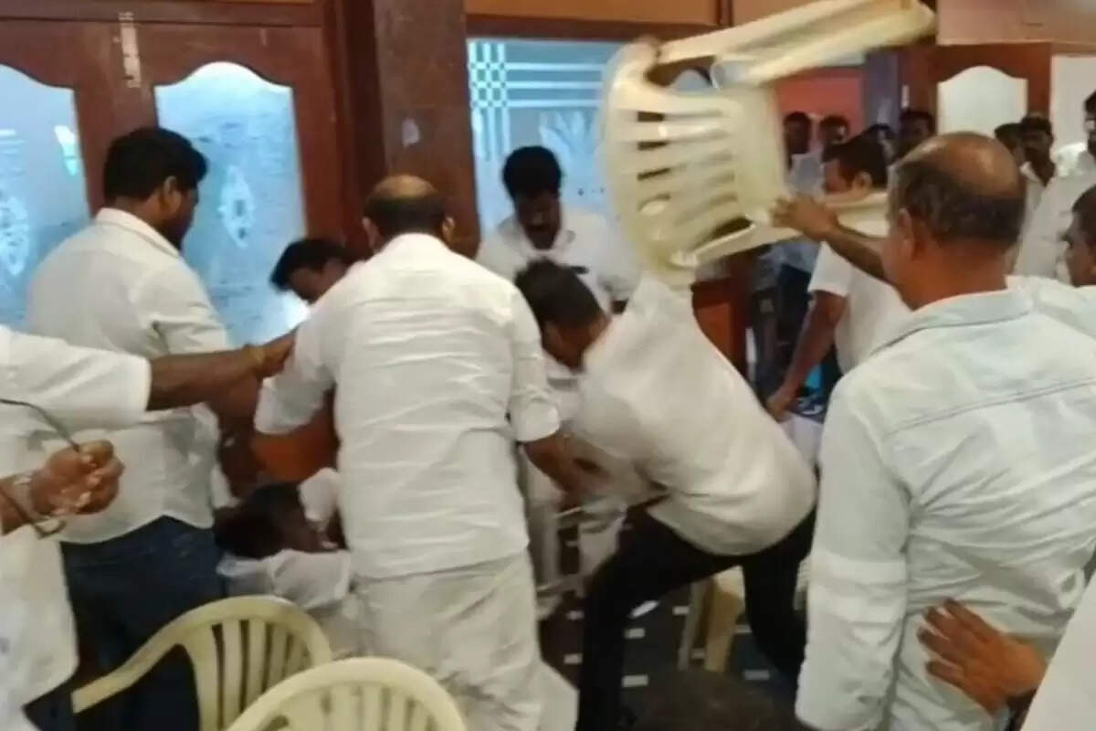 அதிமுக ஒன்றிய செயலாளர் பதவிக்கு நிர்வாகிகள் மோதல் - மனுதாக்கல் செய்தவரின் மண்டை உடைப்பு...!