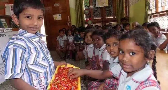 இனி பிறந்த நாளிலும் பள்ளி மாணவர்கள் சீருடையில் தான் வர வேண்டும்..!! இனி பிறந்த நாளிலும் பள்ளி மாணவர்கள் சீருடையில் தான் வர வேண்டும்..!!