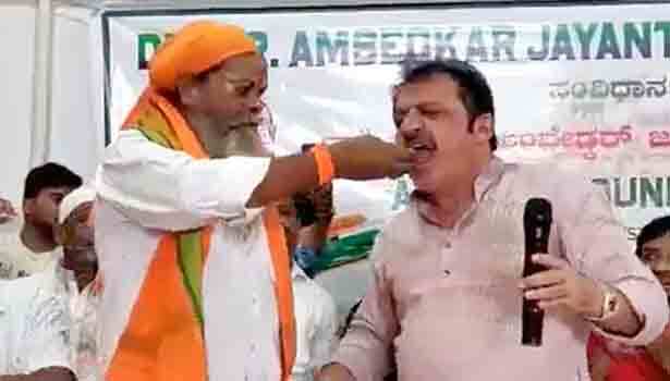 தலித் தலைவர் வாயில் இருந்து உணவை எடுத்து சாப்பிட்ட காங். எம்எல்ஏ.. வைரல் வீடியோ !!