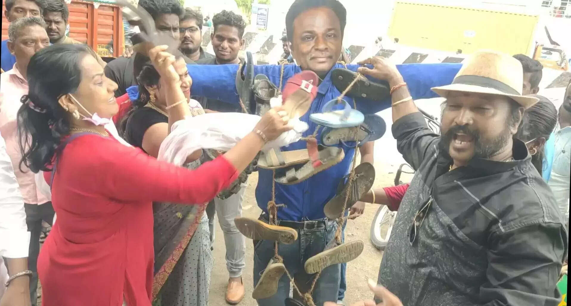 பரபரப்பு.. பிரபல யூ-டியூபர் உருவபொம்மை எரிப்பு..!