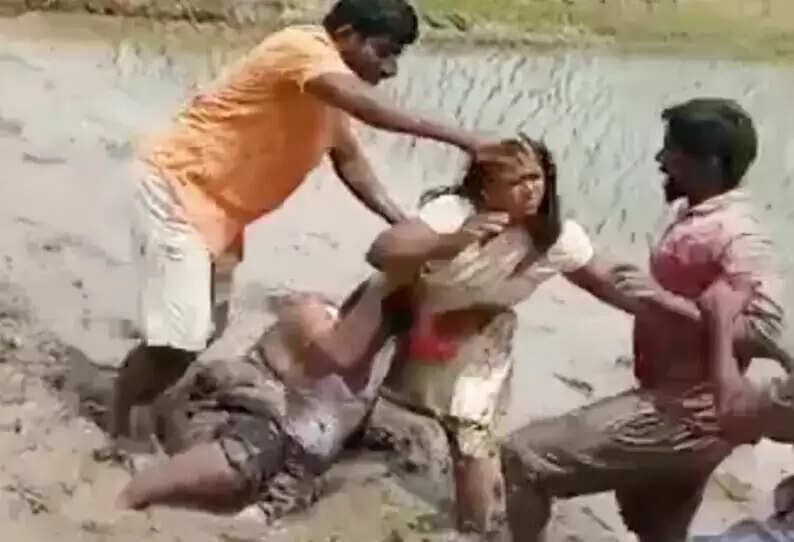 திருவள்ளூரில் பரபரப்பு.. பெண் பஞ்சாயத்து தலைவரை சேற்றில் புரட்டியெடுத்த மாஜி தலைவர்..!