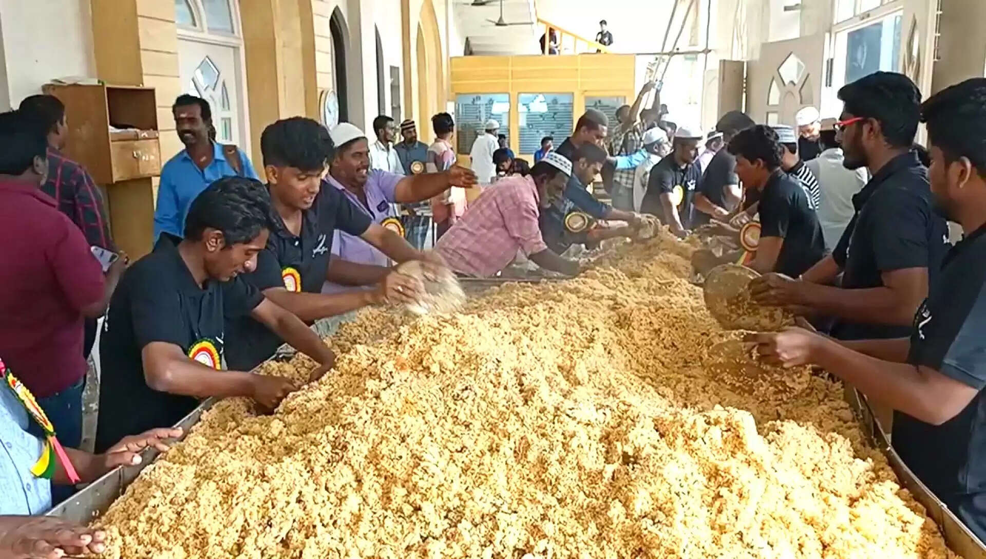 சமத்துவ பிரியாணி – இஸ்லாமியர்கள் அசத்தல்!!
