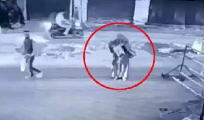 சிஆர்பிஎஃப் பதுங்கு குழி மீது பெட்ரோல் குண்டு வீசிய பெண்.. பகீர் வீடியோ !