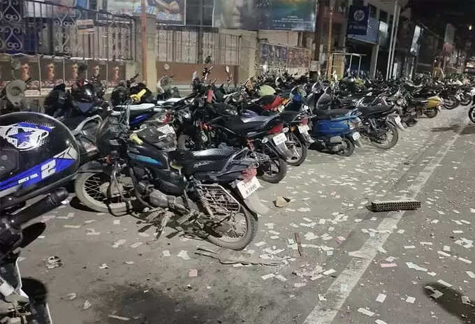 கோவையில் பதற்றம்..!! வலிமை ரிலீசான திரையரங்கில் பெட்ரோல் குண்டு வீச்சு!! கோவையில் பதற்றம்..!! வலிமை ரிலீசான திரையரங்கில் பெட்ரோல் குண்டு வீச்சு!!