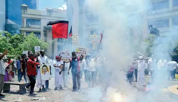 எடப்பாடியை தொடர்ந்து திமுகவிடம் கோட்டையை இழந்த செங்கோட்டையன் !!
