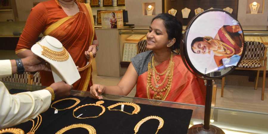 ஒரு  கிராம் தங்கம் 8,200 ரூபாய்! அதிர்ச்சியில் பொதுமக்கள்!