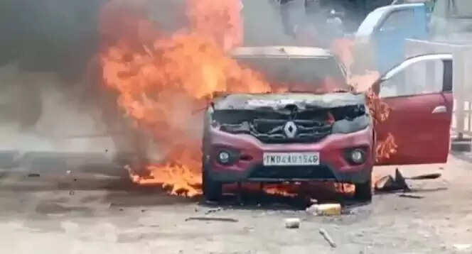 சாலையில் சென்றுக்கொண்டிருந்த காரில் தீ.. 4 பேருக்கு நடந்த கதி !!