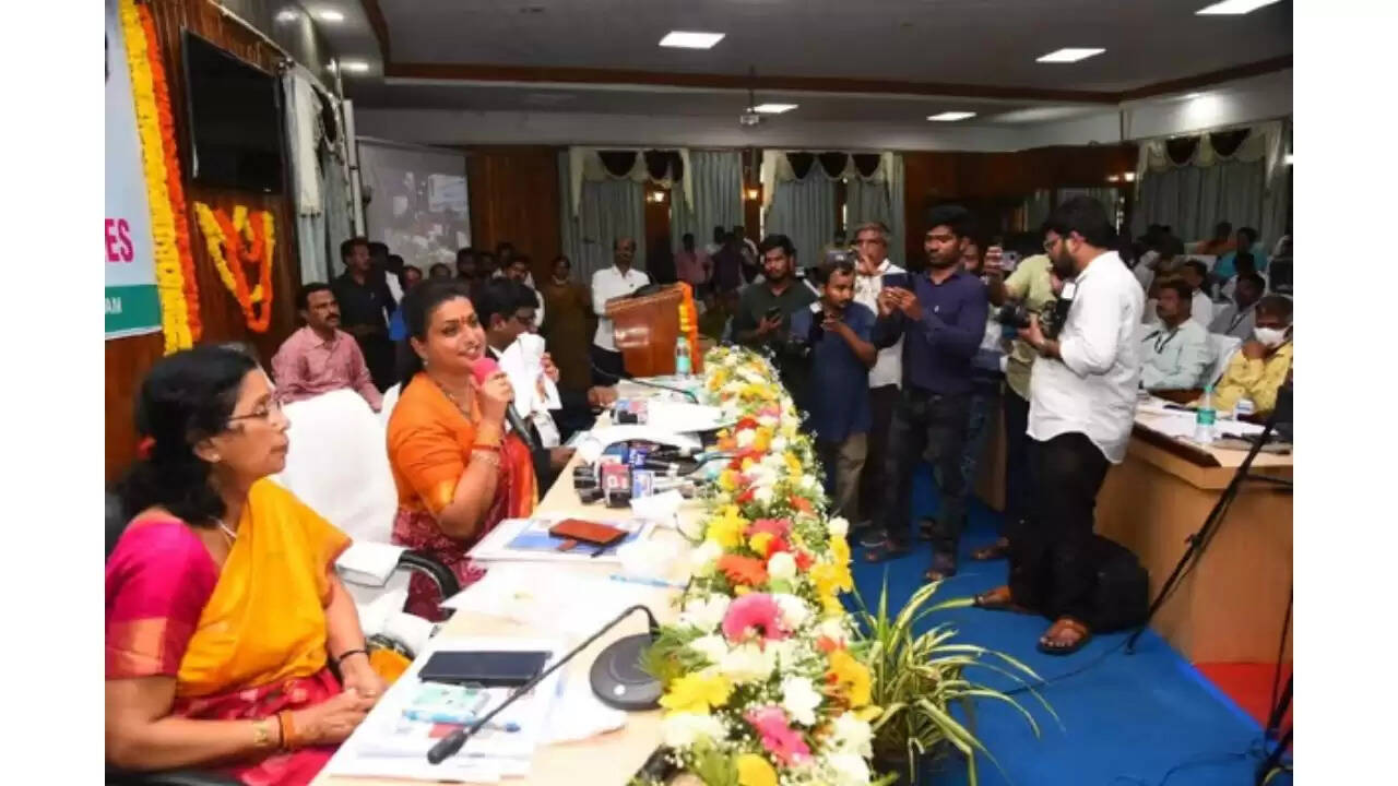 திருப்பதியில் பரபரப்பு..!! அமைச்சர் ரோஜாவின் செல்போன் மாயம்...!!