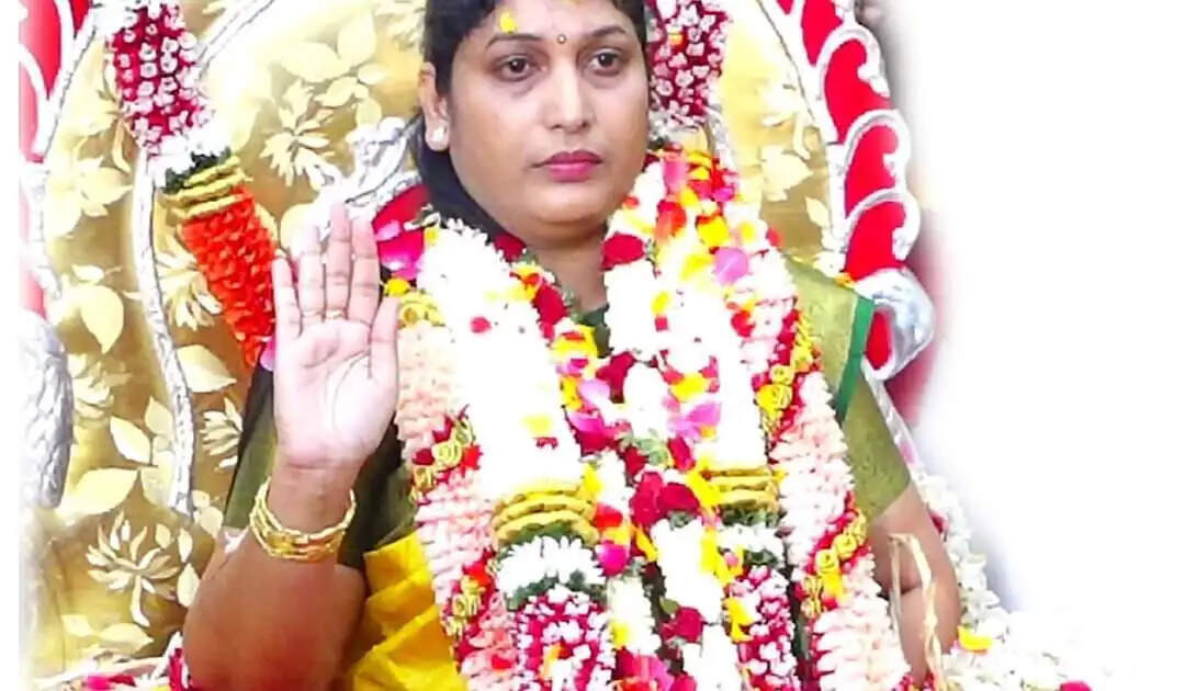 யார் இந்த பெண் சாமியார் அன்னபூரணி? காவல்துறை தடை விதித்தது ஏன்?