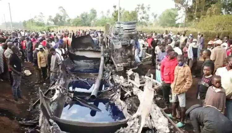 தீப்பிடித்த பெட்ரோல் டேங்கர் லாரி... கேன்களில் பிடிக்க வந்த 13 பேர் உடல்கருகி உயிரிழப்பு!! தீப்பிடித்த பெட்ரோல் டேங்கர் லாரி... கேன்களில் பிடிக்க வந்த 13 பேர் உடல்கருகி உயிரிழப்பு!!