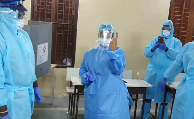 கொரோனா உடையில் வந்து வாக்களித்த அரசியல் பிரபலம் !!