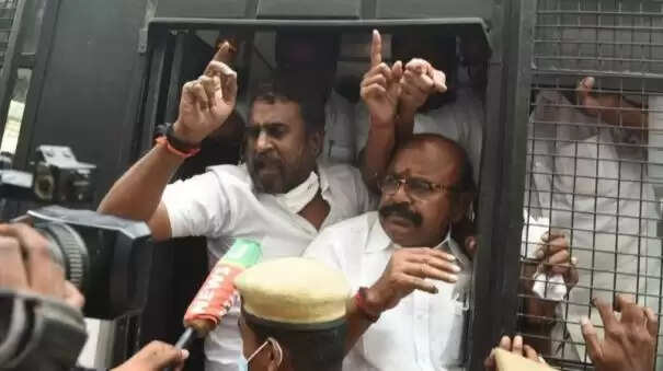 கோவையில் பரபரப்பு.. அதிமுக முன்னாள் அமைச்சர், சபாநாயகர் கைது..!