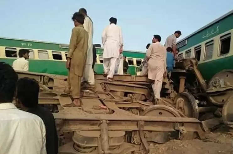 பாகிஸ்தானில் 2 விரைவு ரயில்கள் நேருக்கு நேர் மோதல்! 30 பேர் பலி!!
