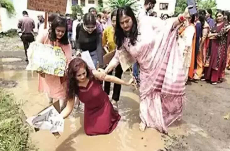 குண்டும் குழியுமான சாலைகளில் அழகிப் போட்டி.. பெண்கள் நூதன போராட்டம் !!