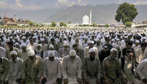 முஸ்லிம்கள் தொழுகைக்கு மொத்த நிலத்தையும் தானம் அளித்த இந்து சகோதரிகள் !!