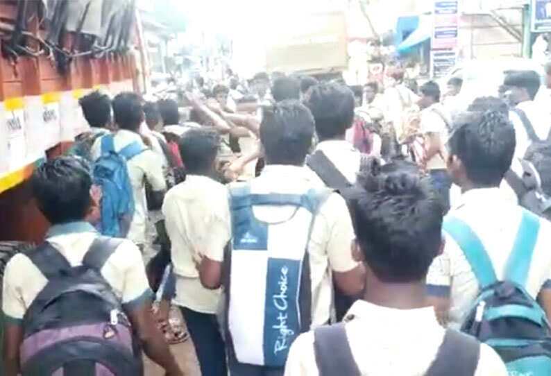 மன்னார்குடியில் பரபரப்பு..!நடுரோட்டில் மோதிக் கொண்ட பள்ளி மாணவர்கள்..!!