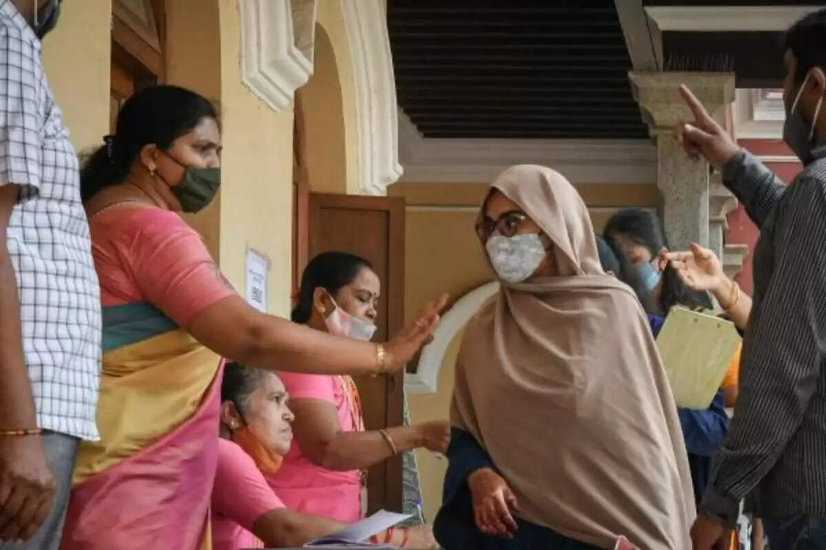 கர்நாடகாவில் பரபரப்பு..!! 21,000 பேர் தேர்வு எழுதவில்லை..!!
