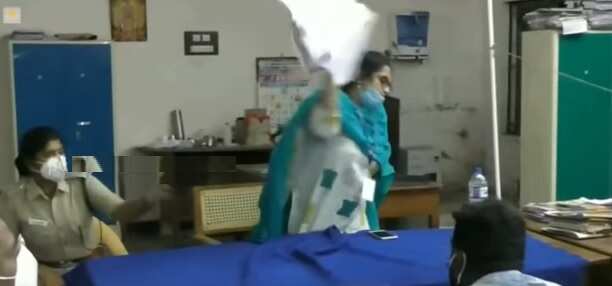 ஆலோசனை கூட்டத்தில் டென்ஷனாகி, ஆவணங்களை வீசி எறிந்த கோட்டாட்சியர் செளந்தர்யா! ஆதாரமிருக்கா என ஆவேசம்!! ஆலோசனை கூட்டத்தில் டென்ஷனாகி, ஆவணங்களை வீசி எறிந்த கோட்டாட்சியர் செளந்தர்யா! ஆதாரமிருக்கா என ஆவேசம்!!