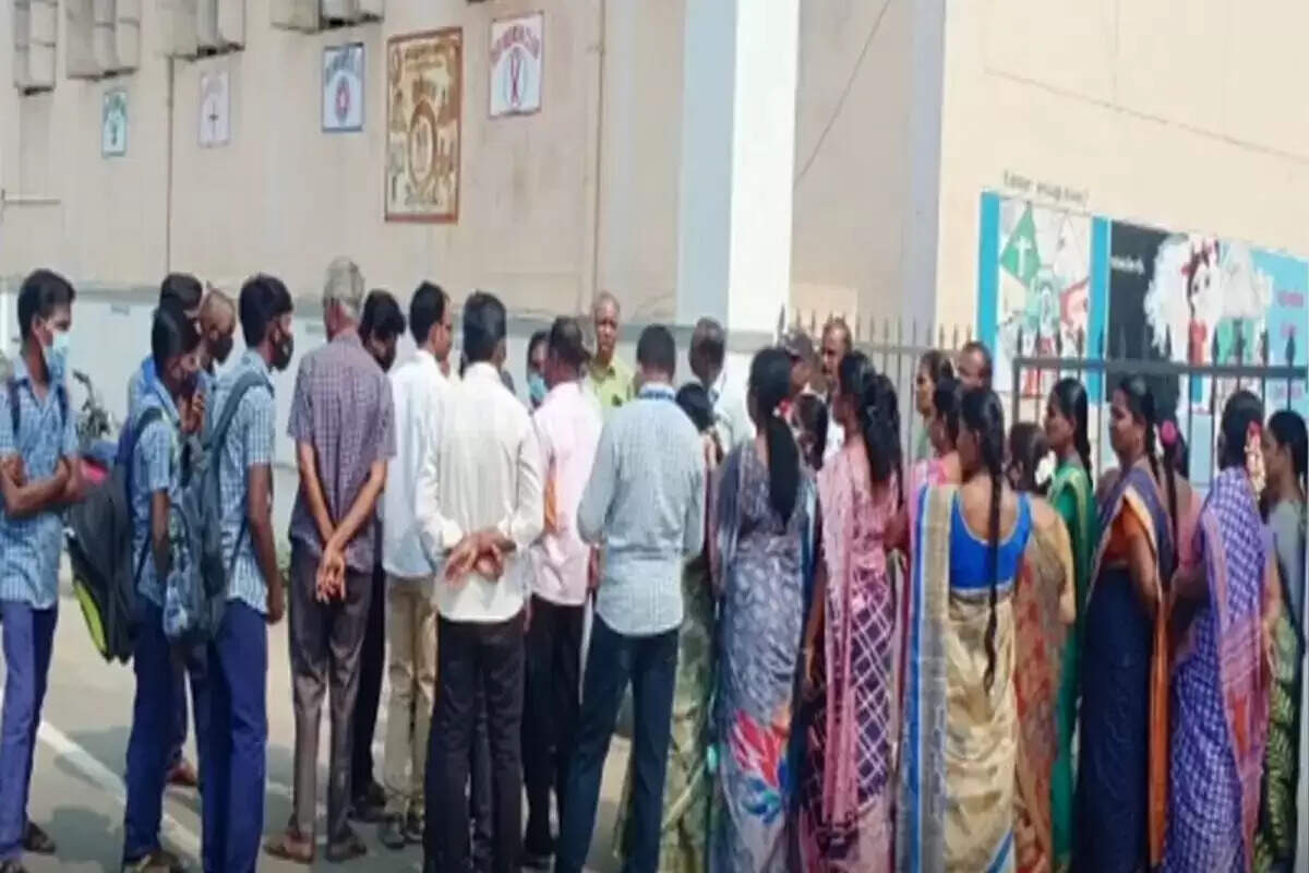 கரூரில் பரபரப்பு.. கண்டித்த ஆசிரியரை ரவுடிகளுடன் வந்து மிரட்டிய மாணவன்..!