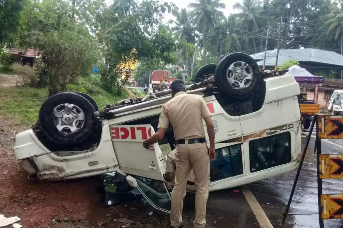 சாலையில் சென்றப்போது திடீரென தலைகீழாக கவிழ்ந்த போலீஸ் வாகனம்