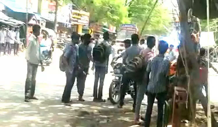 அதிர்ச்சி! ஒருவரை ஒருவர் தாக்கிக் கொள்ளும் +2 மாணவர்கள்!!