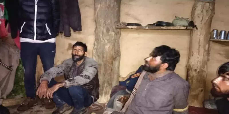 ஏகே 47 ரக துப்பாக்கியுடன் பிடிபட்ட பயங்கரவாதி ஒரு பாஜக நிர்வாகி!!