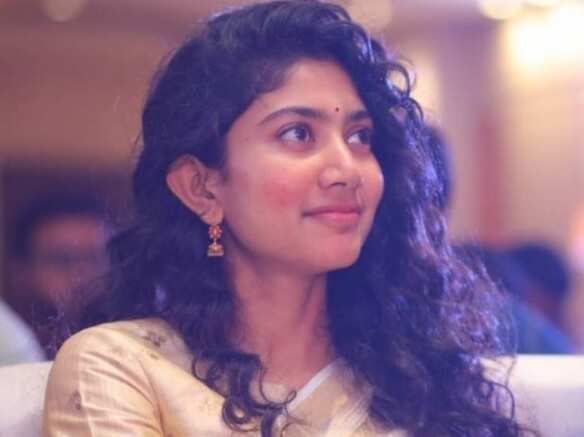 புர்கா அணிந்து சென்று தனது படத்தை தியேட்டரில் பார்த்த பிரபல நடிகை!!