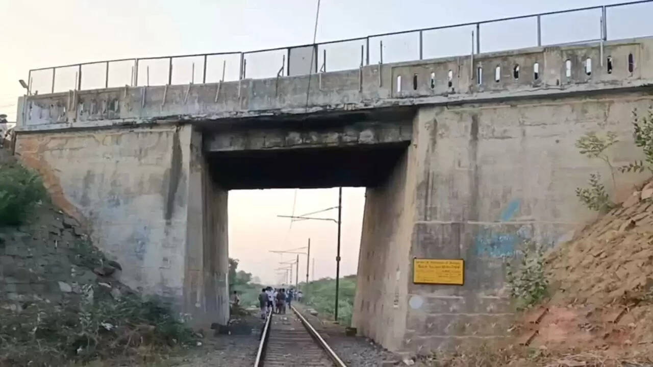 மது போதையில் தூங்கியவர்களுக்கு எமனாக வந்த ரயில்..!!