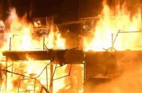 மருந்து கடைகளுக்கு தீ.. பணியாளருக்கு கத்திகுத்து.. மருத்துவ மாணவர்கள் வெறிச்செயல் !