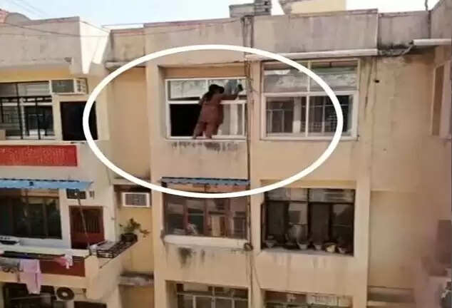 இப்படியா ஜன்னலை சுத்தம் செய்ய வேண்டும்? - பெண்ணின் பதற வைக்கும் வீடியோ..! ! இப்படியா ஜன்னலை சுத்தம் செய்ய வேண்டும்? - பெண்ணின் பதற வைக்கும் வீடியோ..! !