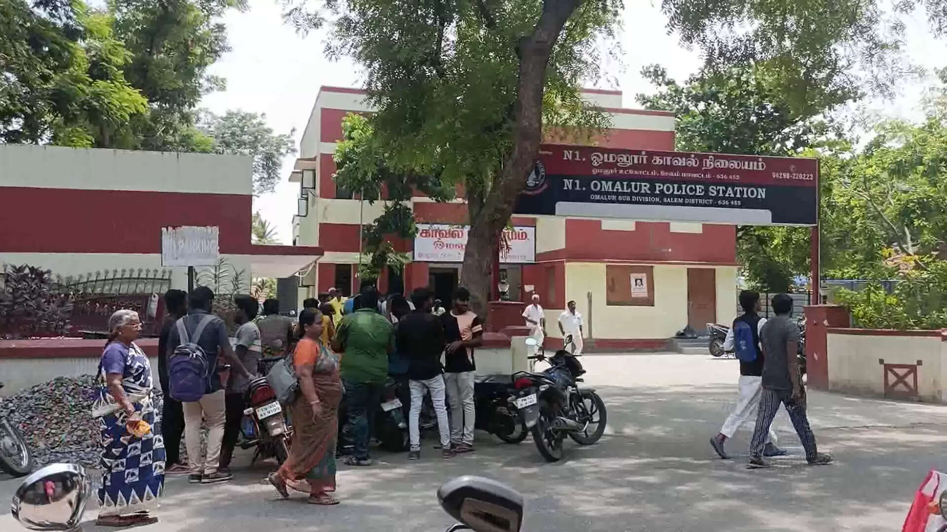 காவல் நிலையத்தில் தினமும் குவியும் காதல் ஜோடிகள்!!