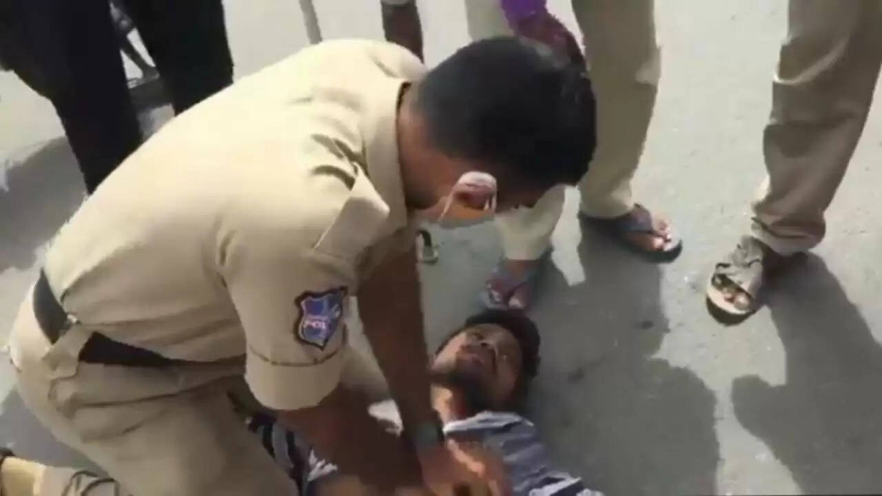 சாலை விபத்தில் உயிருக்குப் போராடிய இளைஞர்... முதலுதவி கொடுத்து சுவாசத்தை மீட்ட போலீஸ்!!