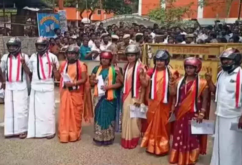 #BREAKING: மண்ட முக்கியம்.. பதிவியேற்க ஹெல்மெட் அணிந்து வந்த கவுன்சிலர்கள்..!