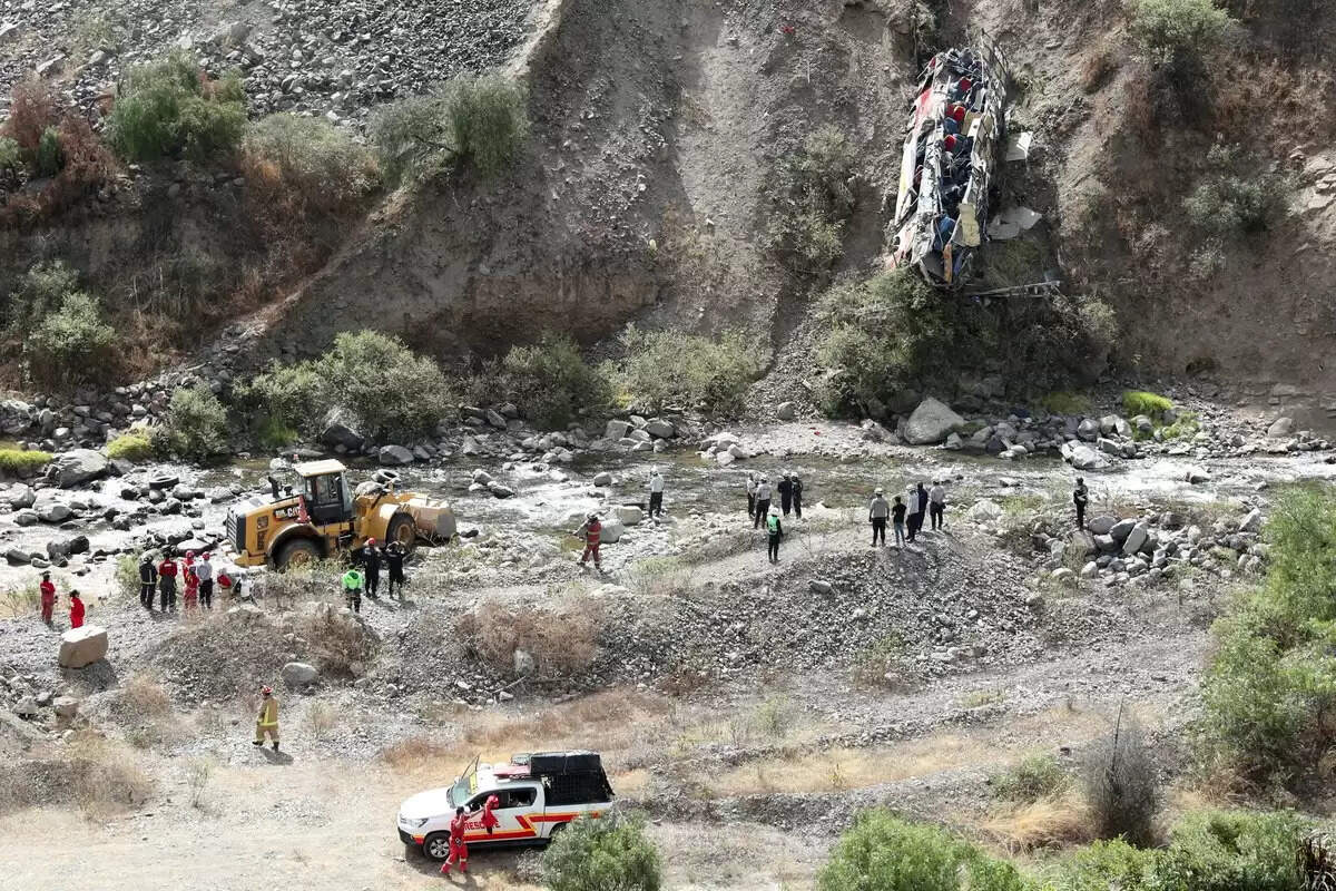 பெருவில் 650 அடி பள்ளத்தில் விழுந்த பேருந்து; 2 குழந்தைகள் உட்பட 32 பேர் மரணம்