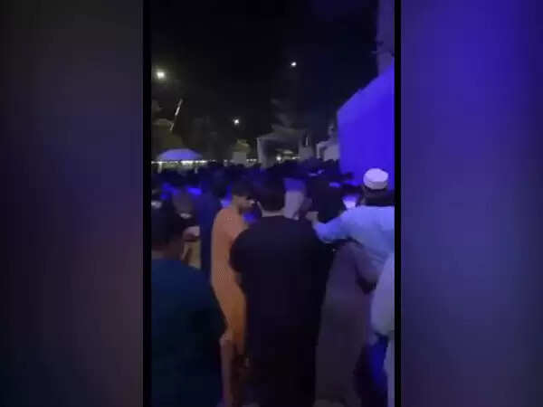 ஆப்கானிஸ்தானில் பதற்றம்! பொதுமக்கள் மத்தியில் துப்பாக்கிச்சூடு!! வீடியோ