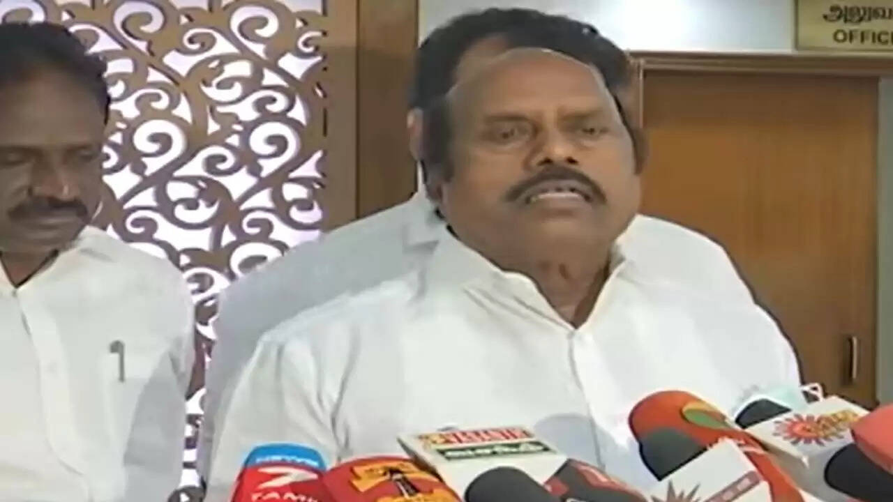 பரனூர், சென்ன சமுத்திரம், வானகரம், சூரப்பட்டு, நெமிலி ஆகிய 5 சுங்கச்சாவடிகளை அகற்ற கோரிக்கை - அமைச்சர் எ.வ.வேலு பேட்டி