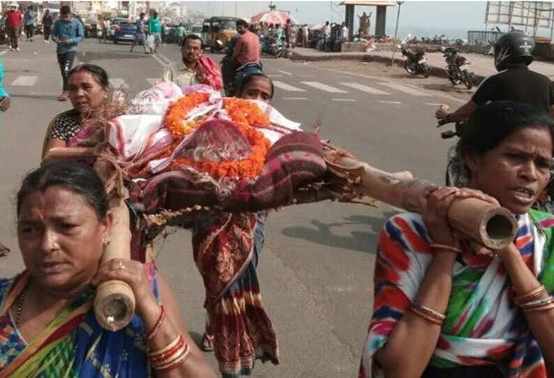 மறந்துபோன மகன்கள்.. தாயின் உடலை சுமர்ந்துசென்று அடக்கம் செய்த 4 மகள்கள் !!