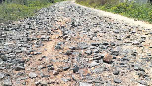 சாலை சரியில்லை.. 50-க்கும் அதிகமானோர் திருமணத்திற்கு காத்திருப்பு..!
