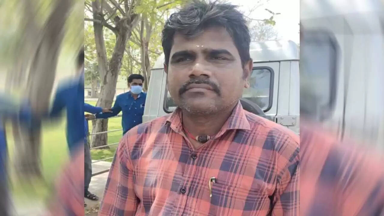 பள்ளி மாணவியை பாலியல் வன்கொடுமை செய்த மின்வாரிய அதிகாரி..!! பள்ளி மாணவியை பாலியல் வன்கொடுமை செய்த மின்வாரிய அதிகாரி..!!