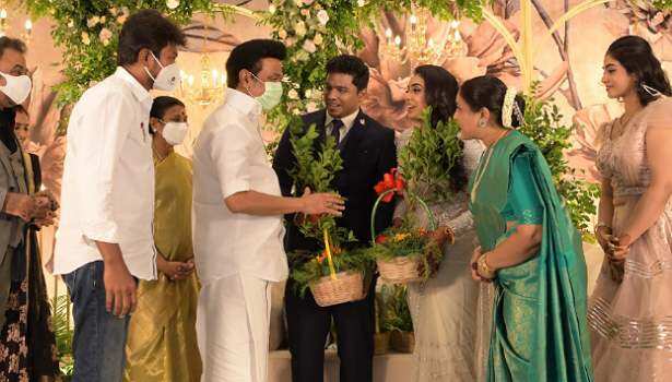 பொன்வண்ணன் - சரண்யா மகள் திருமணம்..!!முதல்வர் ஸ்டாலின் நேரில் வாழ்த்து..!